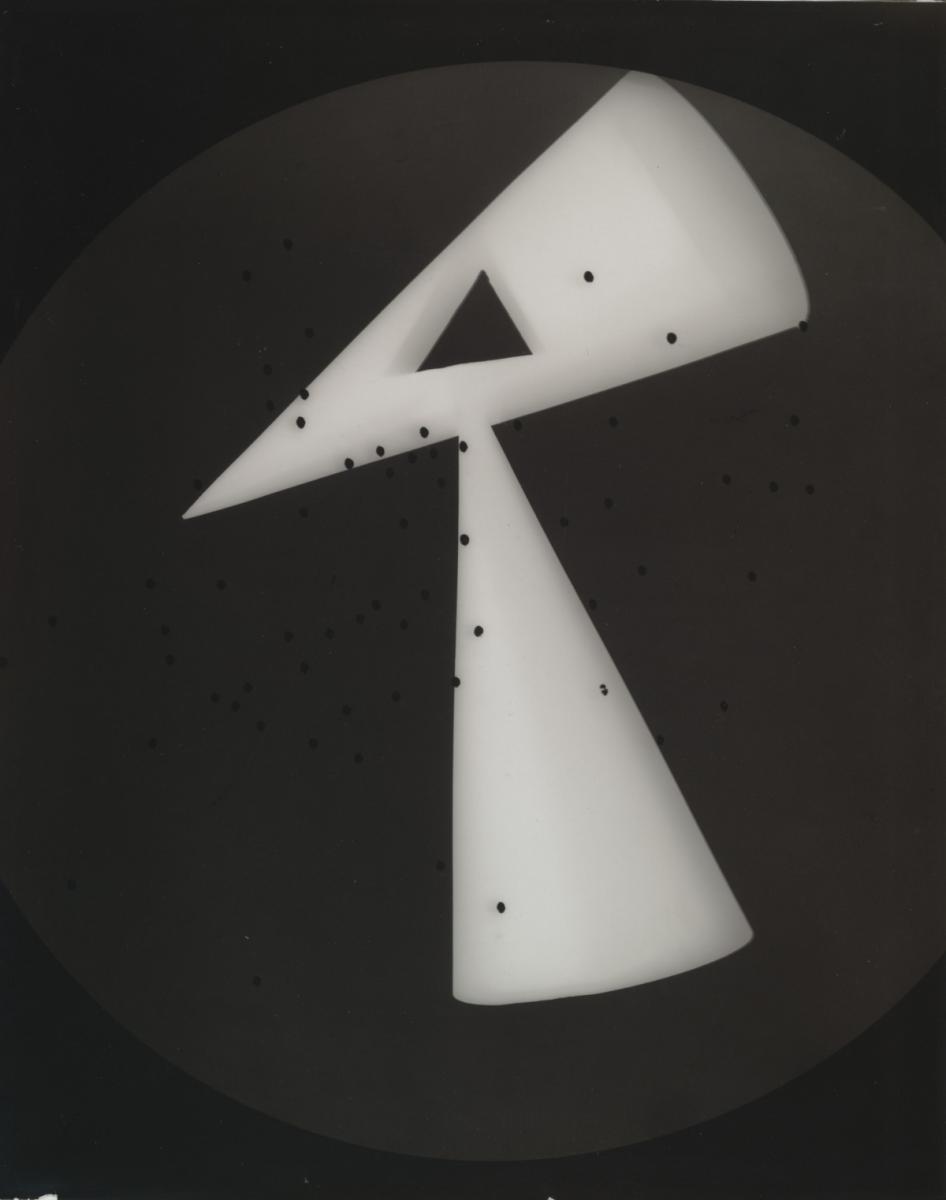 曼．雷，《實物投影——雙錐體》，1927，攝影，26 × 20 公分。© Man Ray 2015 TRUST / VG Bild-Kunst, Bonn 2026, Courtesy Schiffer Collection, Castle Fachsenfeld Foundation，Photo: Annette Löffler, Aalen.