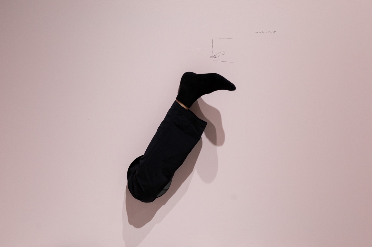 歐文．沃姆，《一分鐘雕塑：記住利希滕貝格的貓洞》，1999，複合媒材，150 x 100 公分。© Erwin Wurm / VG Bild-Kunst, Bonn 2026.