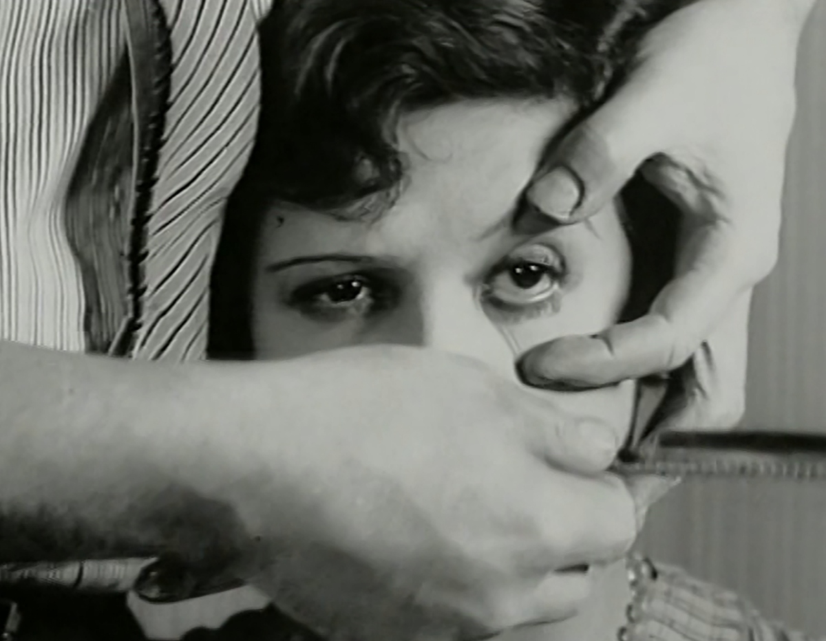 路易斯．布紐爾、薩爾瓦多．達利，《安達魯之犬》，1929，電影劇照。© Instituto de Estudios Buñuelianos / ©Salvador Dalí, Fundació Gala-Salvador Dalí / VG Bild-Kunst, Bonn 2026.