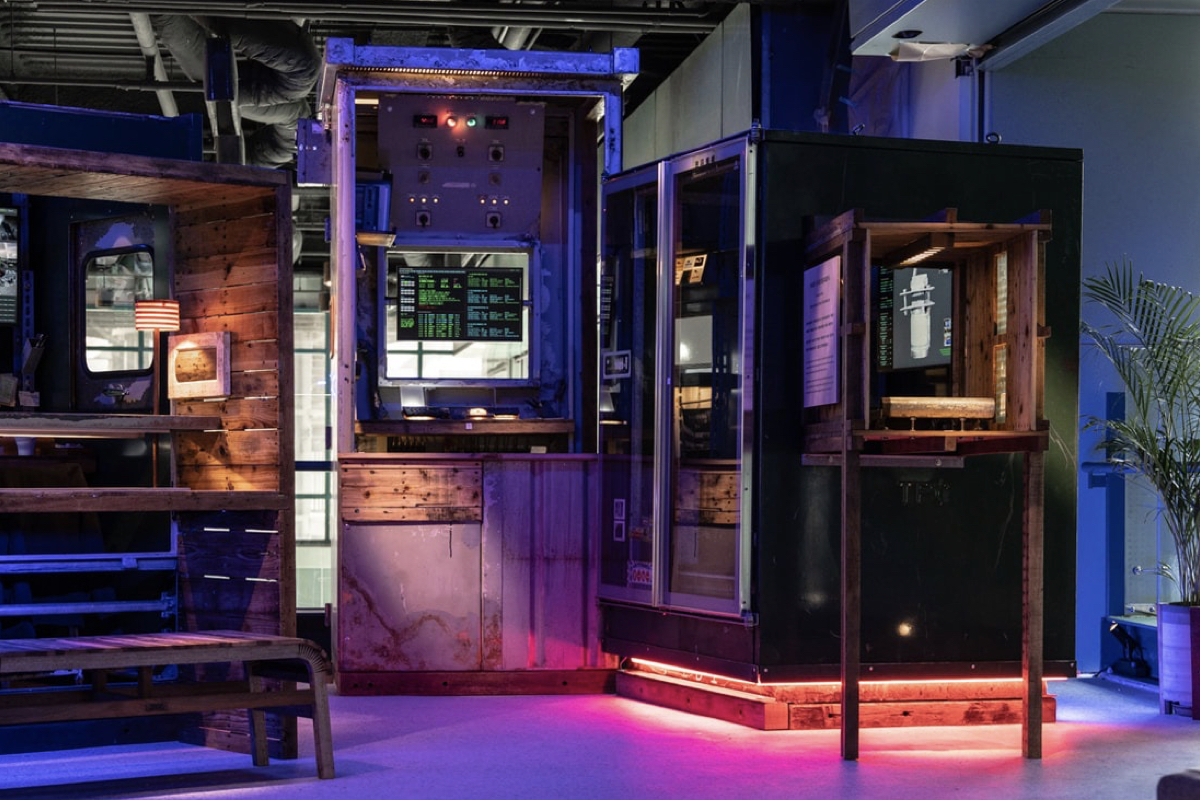 台北科教館「2055未來小屋」！走進賽博龐克場景，想像人類與AI機器人共生的近未來