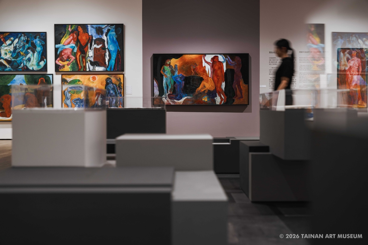 「黑色香格里拉的曙光——色彩的饗宴：張肅肅展」展間一隅（圖片提供：南美館）