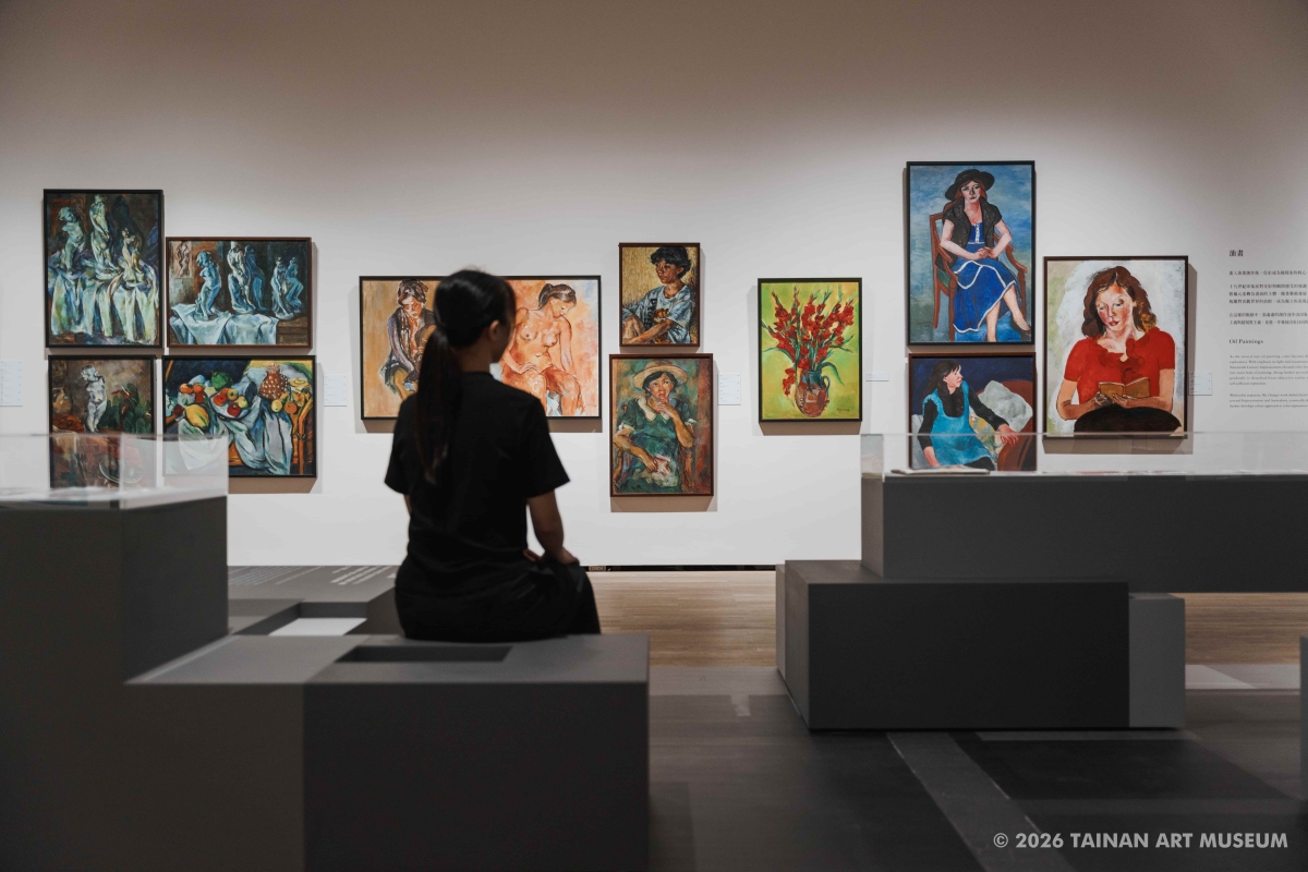 「黑色香格里拉的曙光——色彩的饗宴：張肅肅展」展間一隅（圖片提供：南美館）