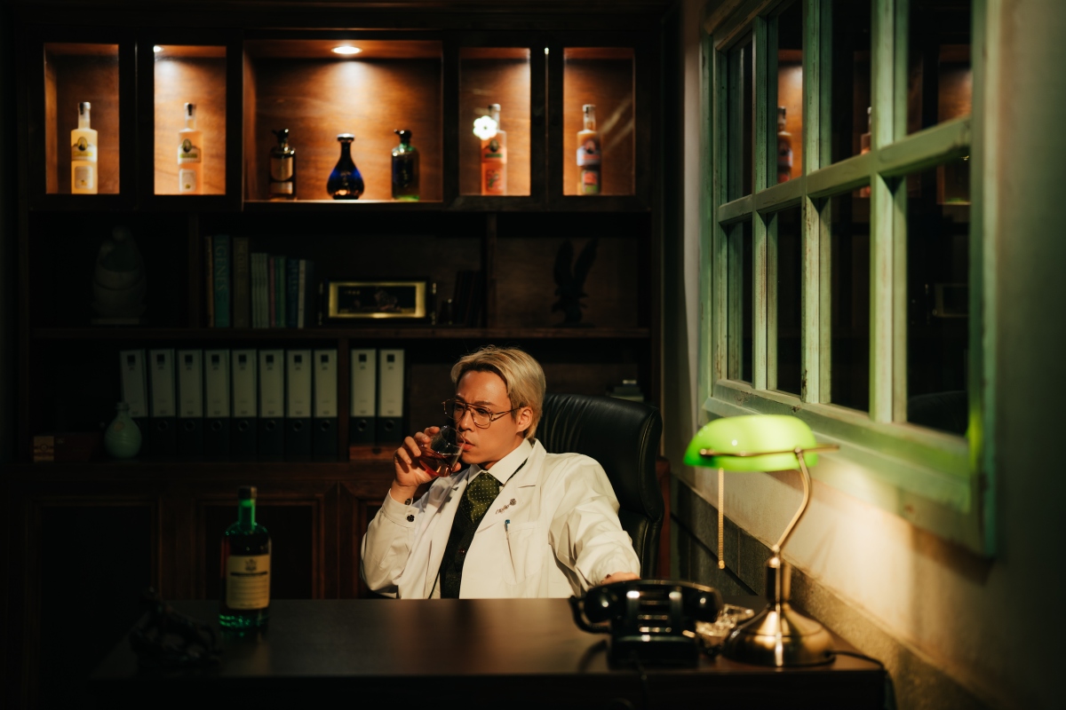 飲下特製調飲， 在微醺中誠實面對內心深處的影子。（圖片提供：Stupid Particle 笨蛋工作室）