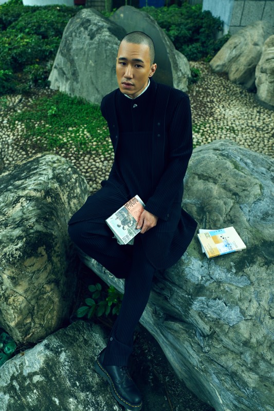 someshiit山姆身著Painter's Gear 吊帶背心、Tailored Pleats 1 無領長外套、Streamline Shirt 變化領巾襯衫、Pleats Bottoms 1 內開衩直筒褲 all by HOMME PLISSÉ ISSEY MIYAKE（攝影：林科呈）