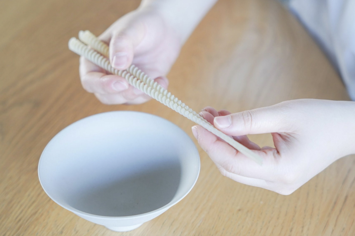 【2026米蘭設計週】11款腦洞大開的「筷子設計」！這雙義大利麵筷用完還能吃