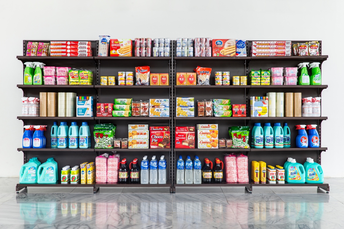 李明學，《溢出的記憶》，2019，超市與超商物件，尺寸依場地而定。臺北市立美術館典藏。（圖片提供：北美館）
