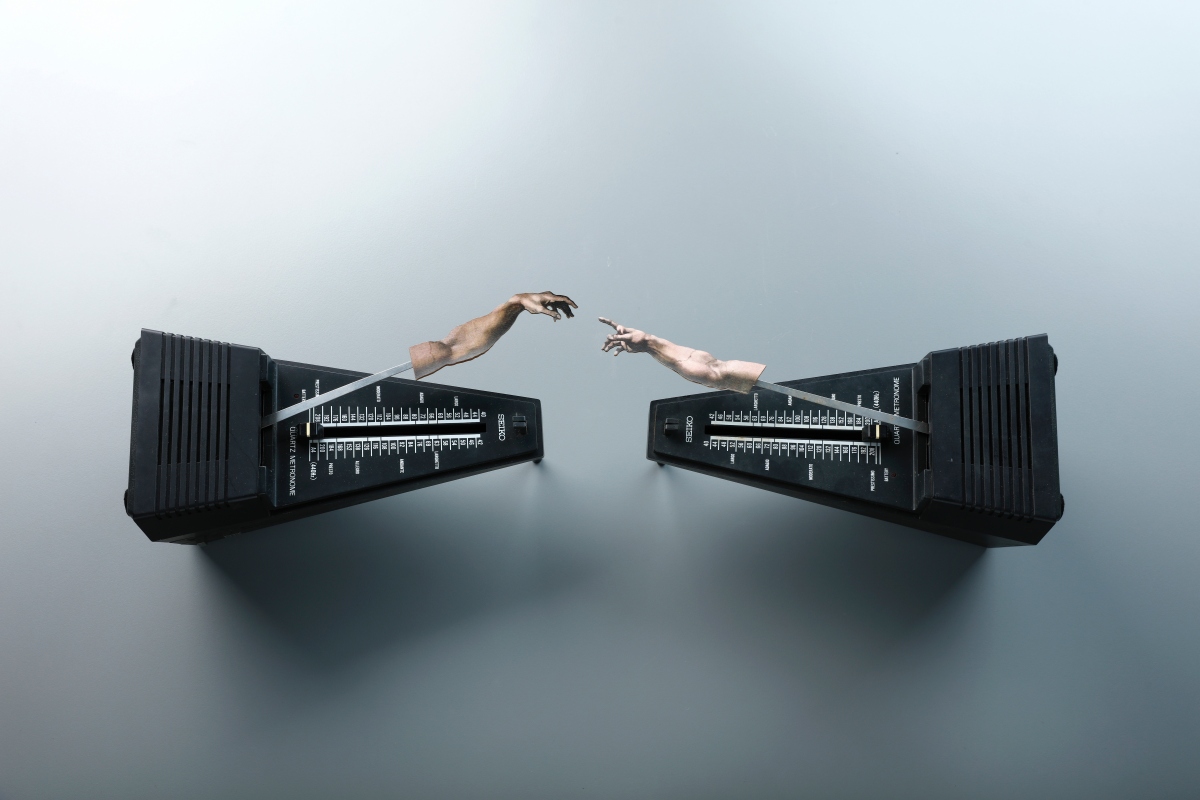 黃文浩，《上帝與我》，1996，節拍器、雜誌紙，57 × 12 × 14.5公分。臺北市立美術館典藏。（圖片提供：北美館）