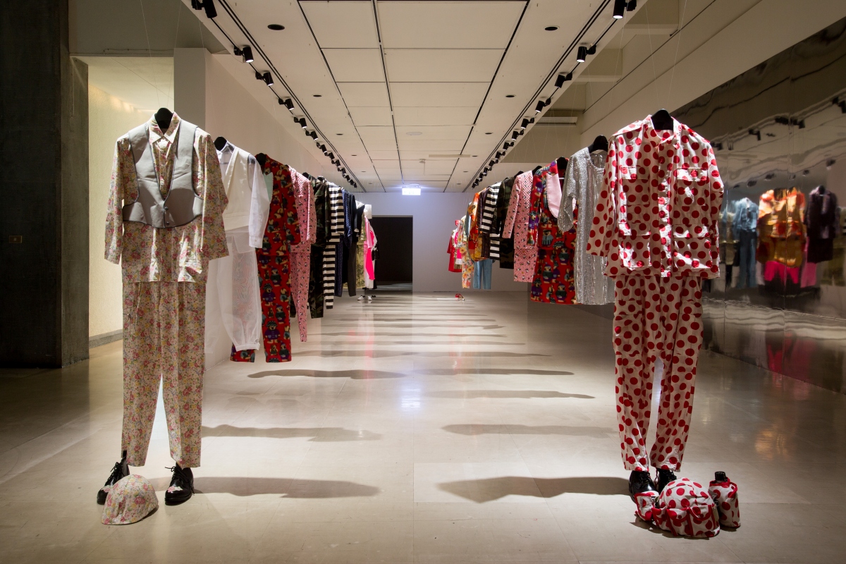 日下淳一，《超越認同》，1994-1998，衣服、線，30套衣服。臺北市立美術館典藏。（圖片提供：北美館）