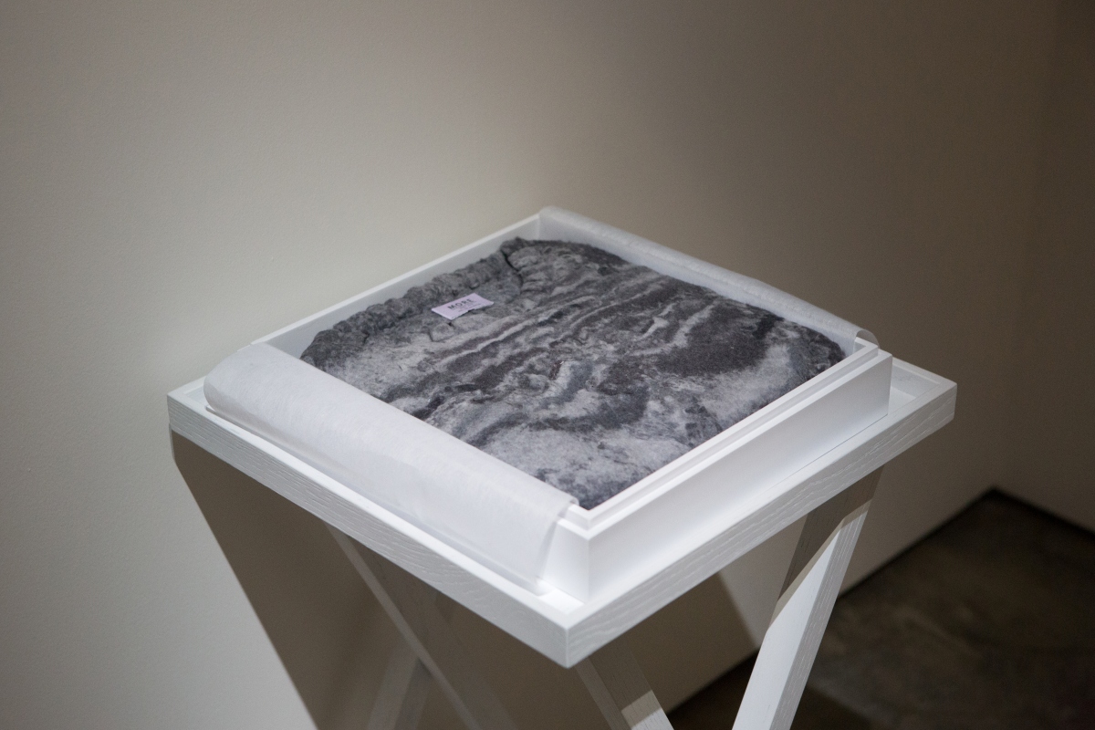 何采柔，《More》，2016，乾衣機毛屑、木盒、木邊桌、烤漆，42 × 42 × 78 公分。私人收藏（圖片提供：北美館）