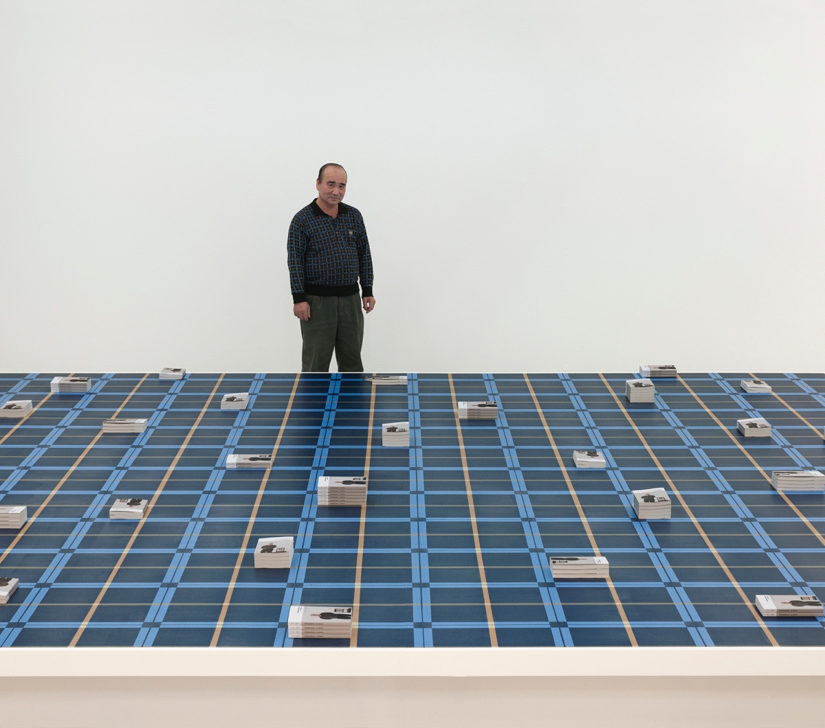 周育正，《工作史—盧皆得》，2012-2013，壓克力彩、畫布、木板、印刷書。臺北市立美術館典藏。（圖片提供：北美館）