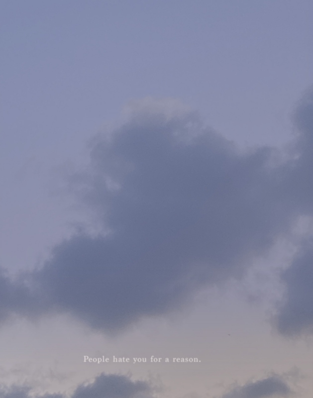 李傑，《People hate you for a reason》，2026，繪畫 (噴漆、粉彩、不鏽鋼板)、投影、不織布地毯、膠帶、壓克力、聲音及現成物，尺寸依場地而定。藝術家自藏。（圖片提供：北美館）