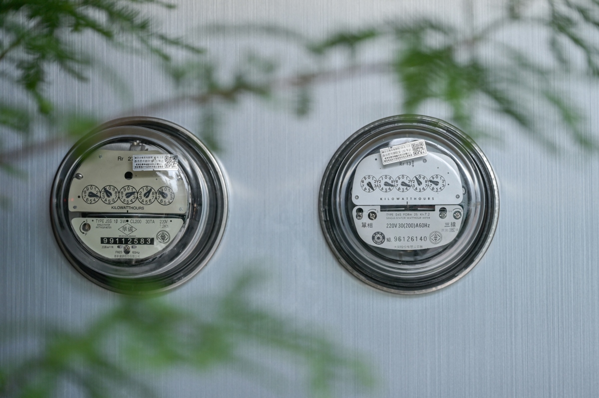 隨著智慧電表普及化，傳統機械式電表將慢慢從我們的生活中消失。台電文創將回收電表玻璃重新熔融再製，設計成餐桌上的器皿。（圖片提供：台電文創）