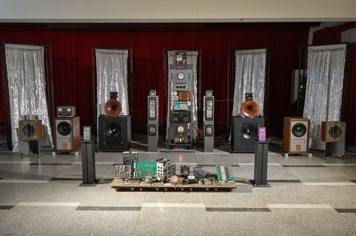 台電文創與 YANKO AUDIO LAB 合作，由設計師重新詮釋與再製，將退役零件打造出一套全手工音響系統。（圖片提供：台電文創）