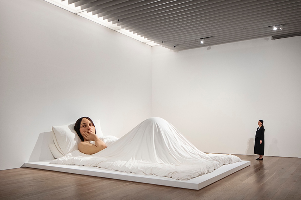 Ron Mueck《In Bed》（2005）。Collection: Fondation Cartier pour l’art contemporain；Installation view: Ron Mueck, Mori Art Museum, Tokyo, 2026；Photo: Masaya Yoshimura；Photo courtesy: Fondation Cartier pour 