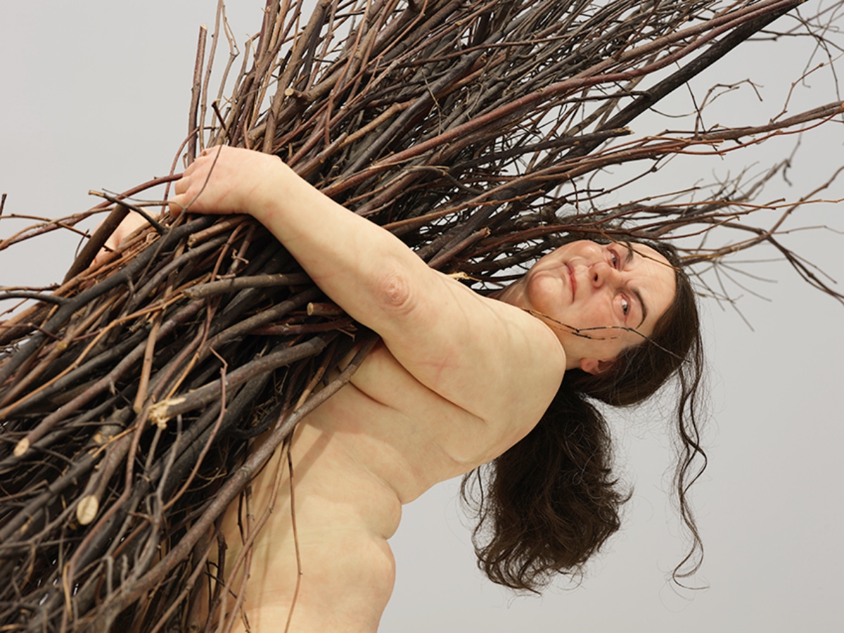Ron Mueck 《Woman with Sticks》 （2009） Collection: Fondation Cartier pour l’art contemporain；Installation view: Ron Mueck, National Museum of Modern and Contemporary Art, Seoul, 2025；Photo: Nam Kiyong；P