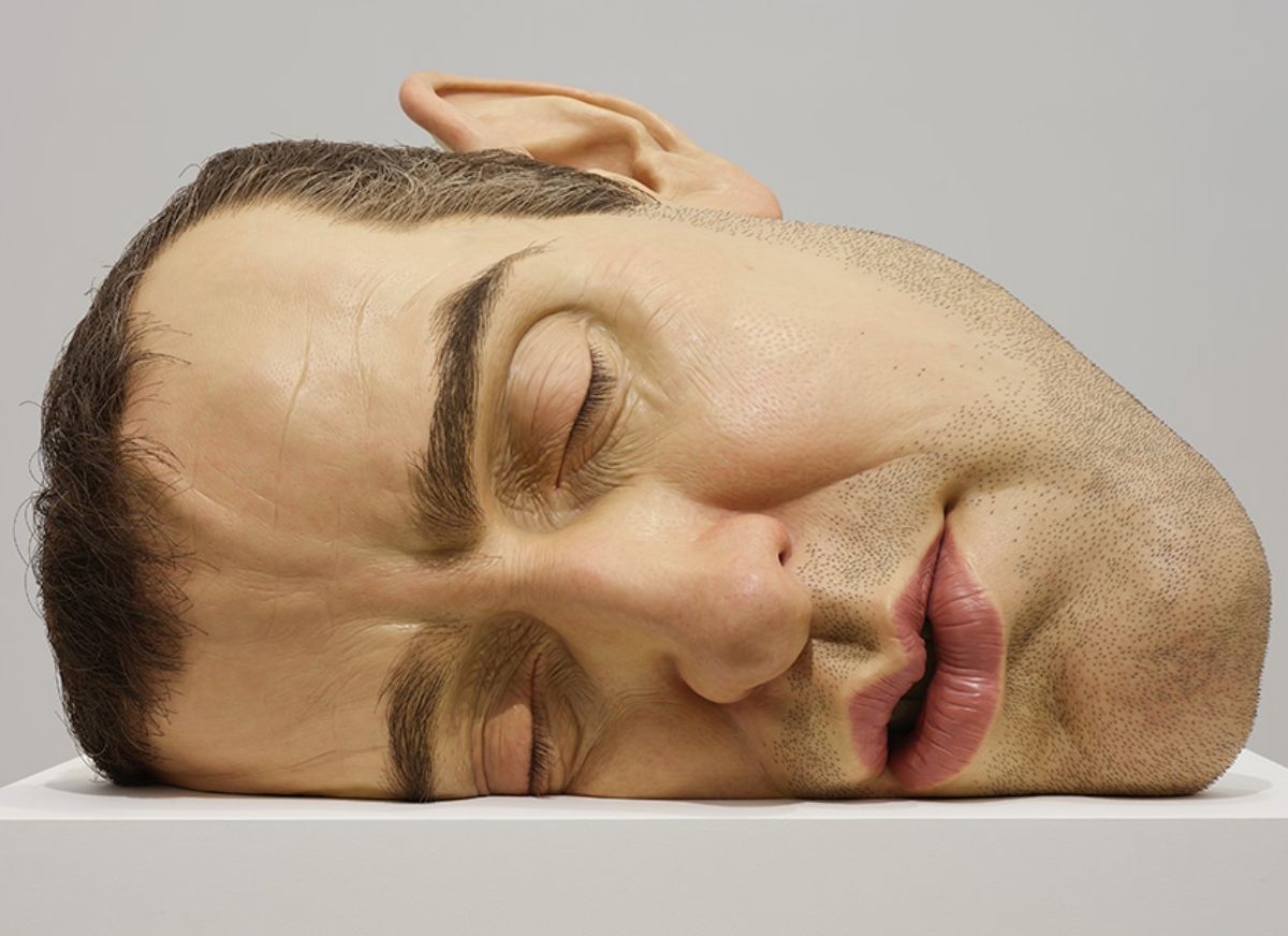 Ron Mueck《Mask II》（2002）Private collection；Installation view: Ron Mueck, National Museum of Modern and Contemporary Art, Seoul, 2025；Photo: Nam Kiyong；Photo courtesy: Fondation Cartier pour l’art cont