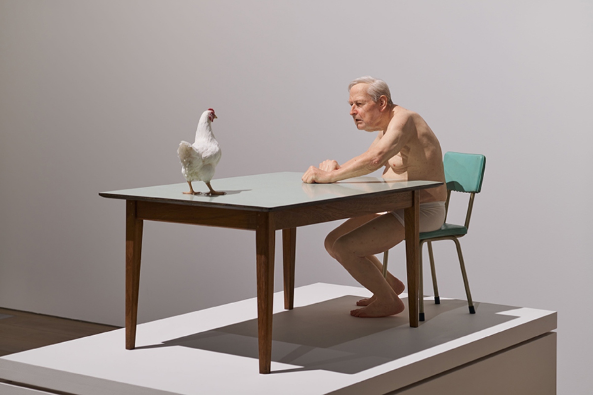Ron Mueck《chicken / man》（2019）Collection: Christchurch Art Gallery Te Puna o Waiwhetū, New Zealand；Installation view: Ron Mueck, Mori Art Museum, Tokyo, 2026；Photo: Masaya Yoshimura；Photo courtesy: Fo