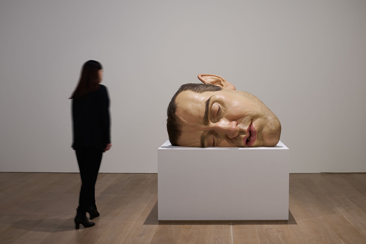 Ron Mueck《Mask II》（2002）Private collection；Installation view: Ron Mueck, Mori Art Museum, Tokyo, 2026；Photo: Masaya Yoshimura；Photo courtesy: Fondation Cartier pour l’art contemporain