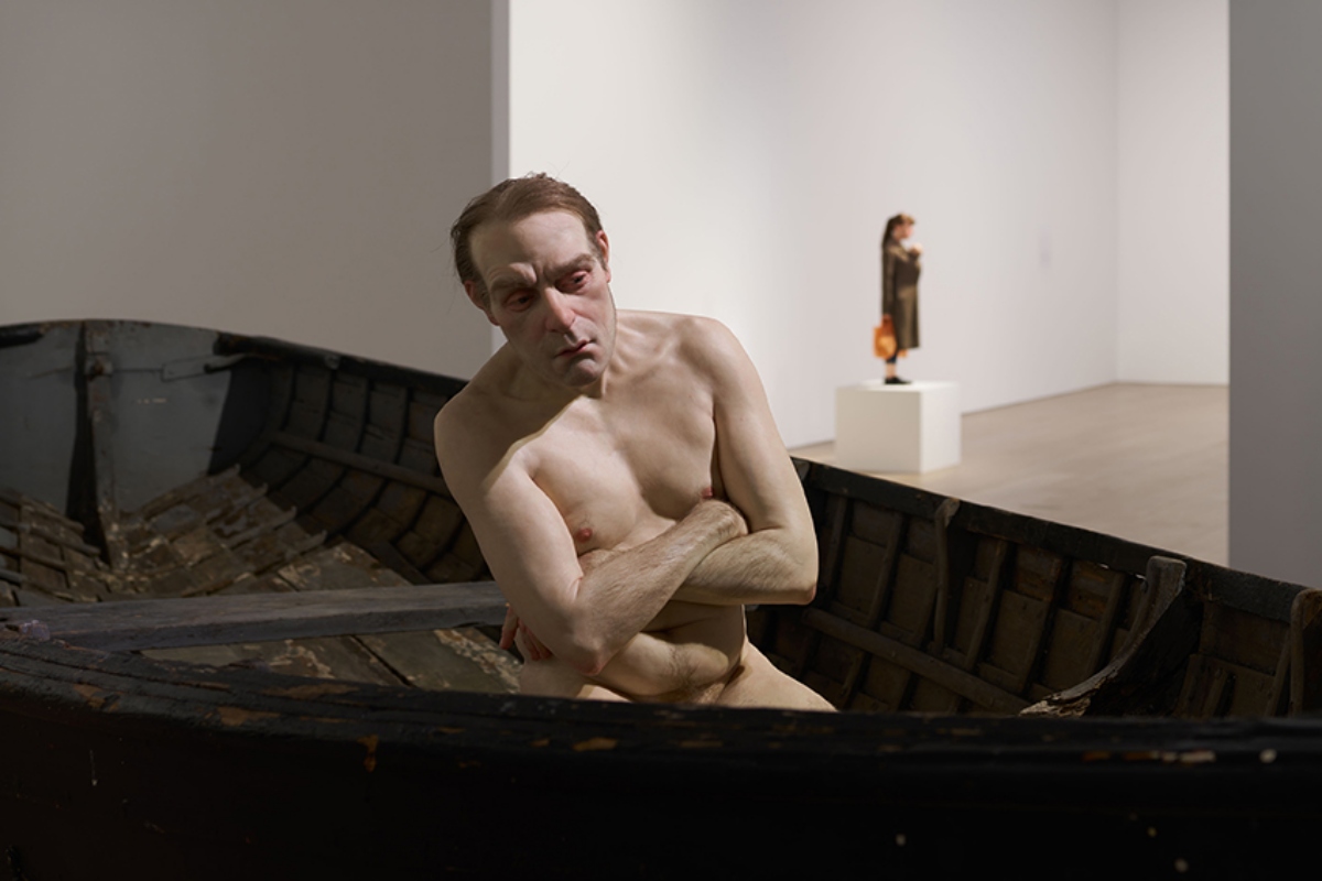 Installation view: Ron Mueck, Mori Art Museum, Tokyo, 2026；Photo: Masaya Yoshimura；Photo courtesy: Fondation Cartier pour l’art 