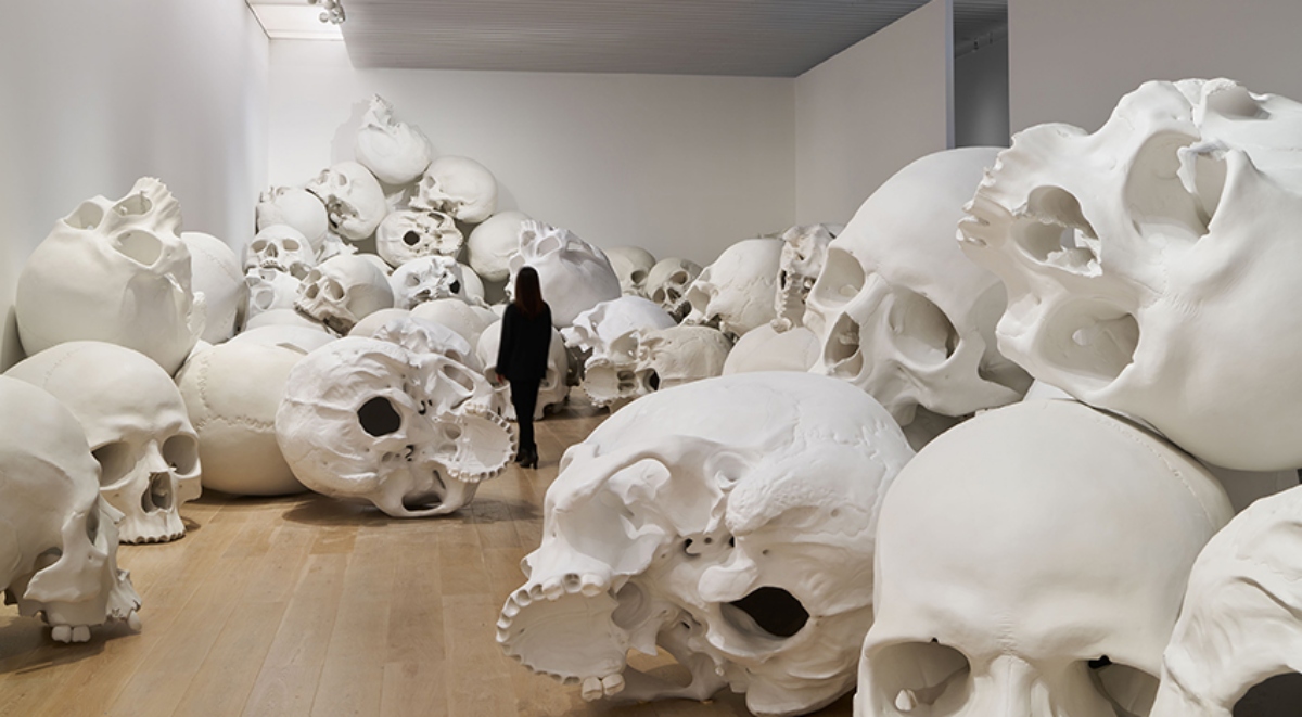 100顆巨大頭骨現身東京森美術館！藝術家Ron Mueck大規模個展登場，多件作品日本首度亮相