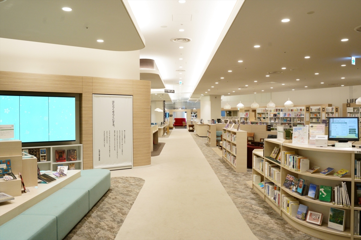 「札幌市圖書．情報館」提供工作與日常生活相關的書籍與資訊，是一座「課題解決型圖書館」。（圖片提供：札幌市図書・情報館）