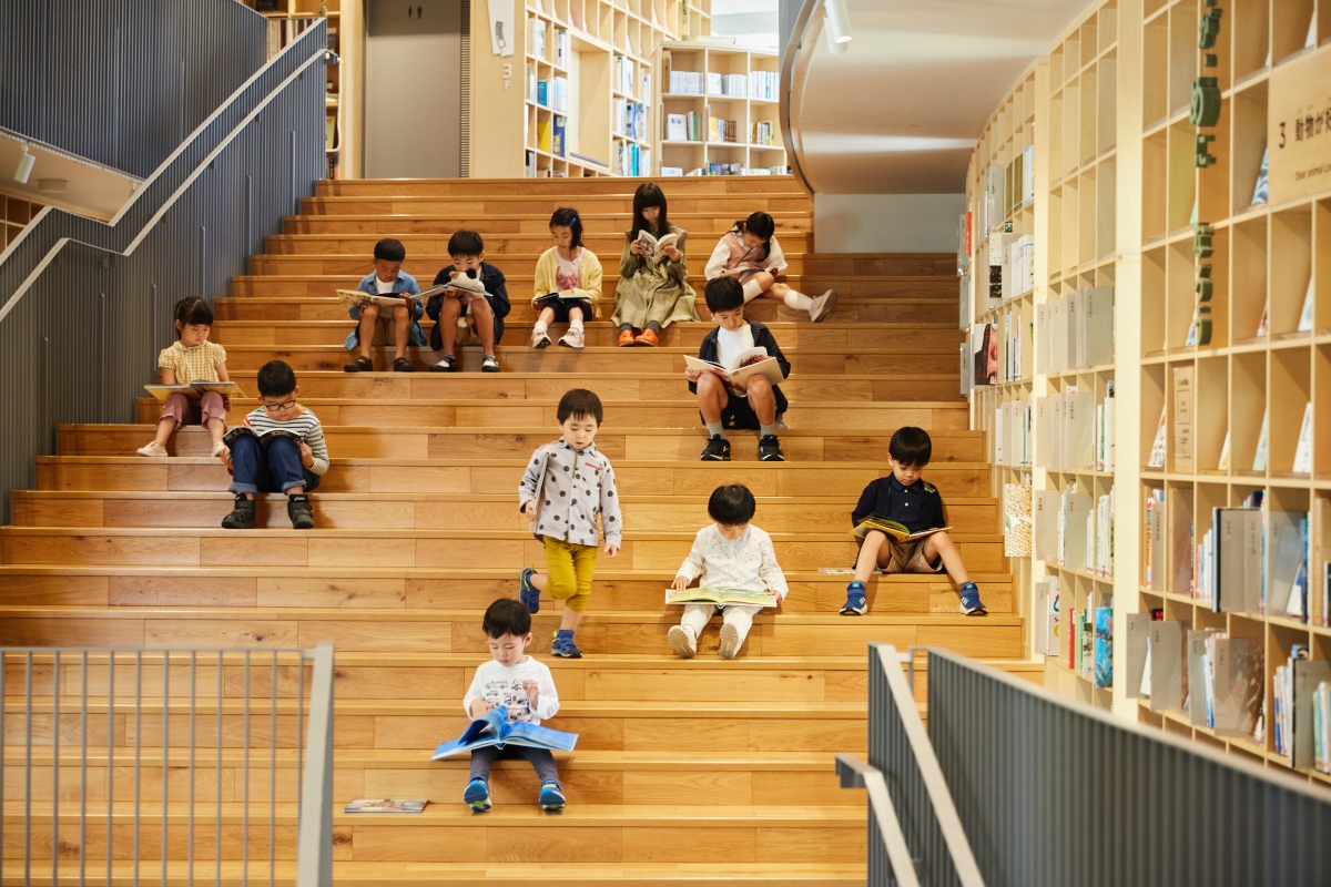 「童書之森 中之島」以「和自然一起玩」、「給喜歡動物的人」共12個能引起孩子興趣的主題分類書籍。（圖片提供：こども本の森 中之島）