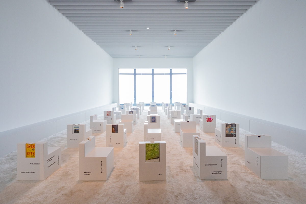 藤本壯介在森美術館的個展《藤本壯介的建築：原初．未來．森林》，展間「間隔的圖書室」與幅允孝合作。（攝影：MI+SFA）