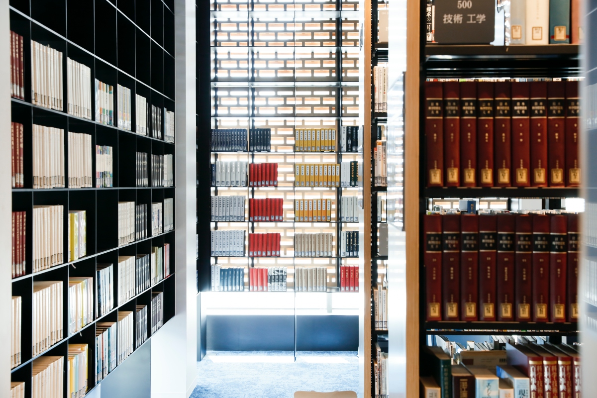 神奈川縣立圖書館舊本館建築由前川國男設計，新本館則於2022年落成。幅允孝作為神奈川縣教育委員會顧問，參與了整備計畫的監修。（圖片提供：神奈川県立図書館）