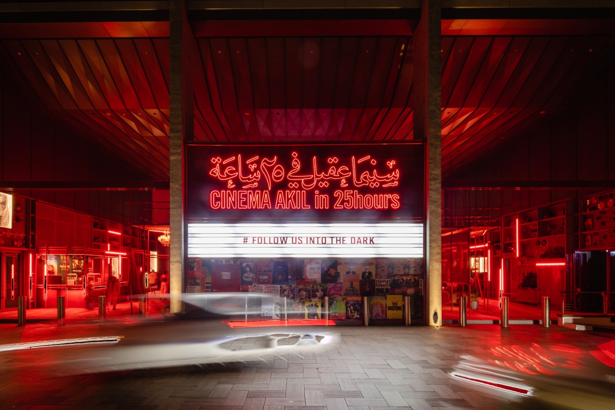 阿拉伯聯合大公國電影院Cinema Akil的新據點25hours Hotel，延續杜拜的旗艦空間顯眼的紅色洛可可壁紙，以紅色貫穿視覺識別。（圖片提供：40MUSTAQEL）