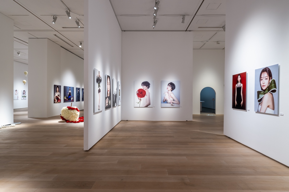 「KIM YEONG JUN × YOSHIDA YUNI PHOTO EXHIBITION “Face to face”」日本展場一隅（圖片來源：Azabudai Hills Gallery X@ah__gallery）
