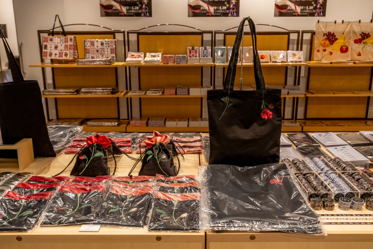 此次展覽也推出周邊商品，包含作品集、帆布袋、貼紙、束口袋等。（圖片來源：Azabudai Hills Gallery X@ah__gallery）