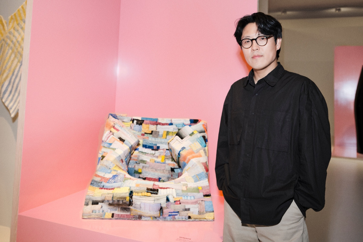 韓國藝術家Jongjin Park及其得獎作品《幻象地層》。（圖片提供：Loewe）