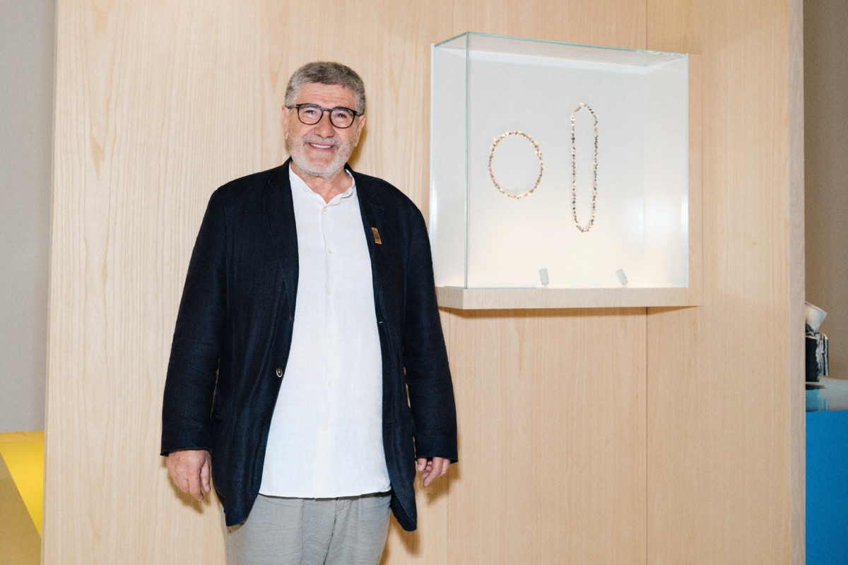 義大利藝術家Graziano Visintin及其得獎作品《項鍊》。（圖片提供：Loewe）