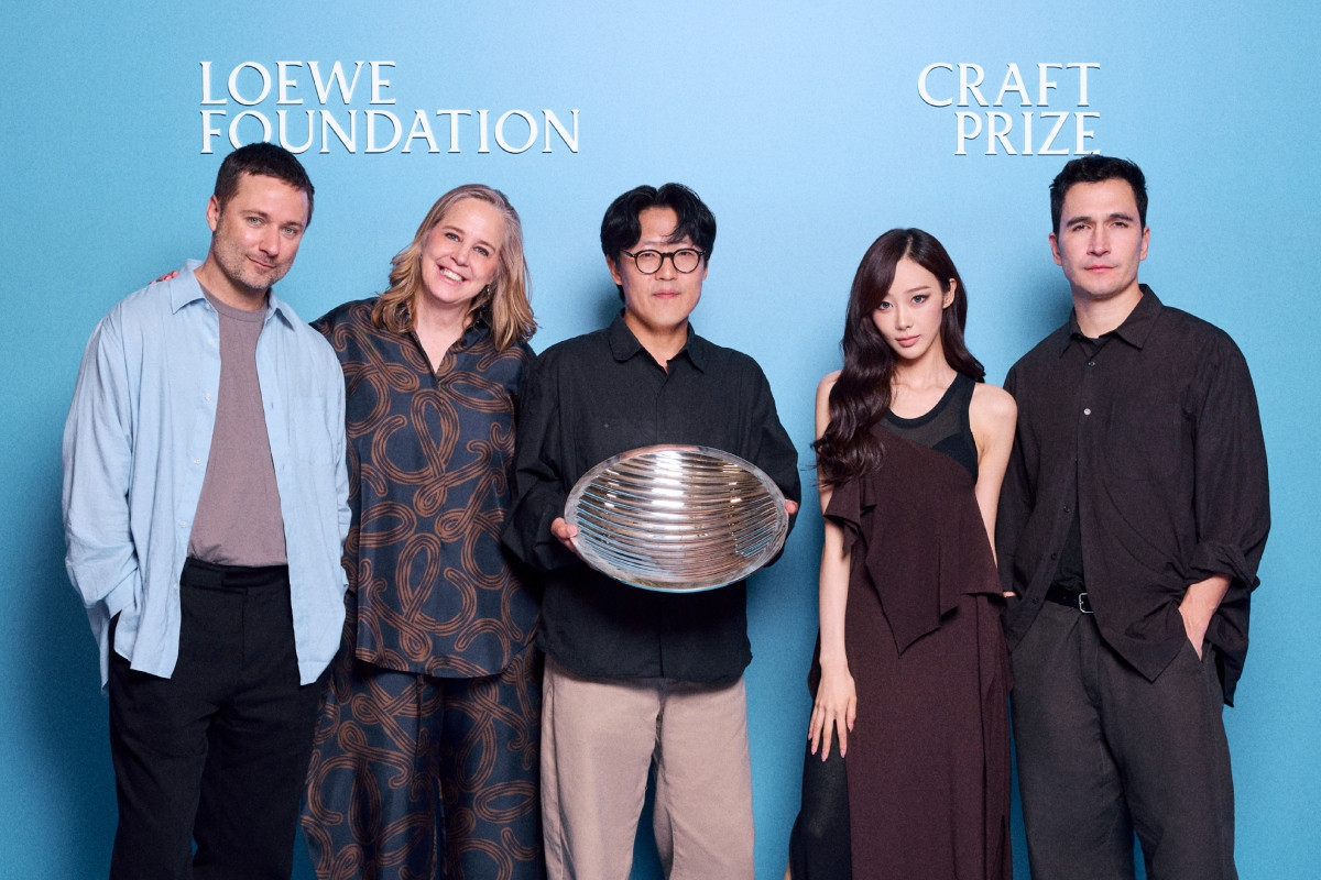 Loewe品牌大使、韓國女團aespa成員Giselle（右二）現身頒發大獎及導覽作品。（圖片提供：Loewe）