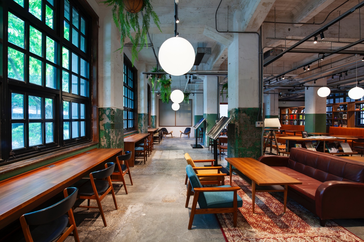 館內設有約80席的 Lounge 空間，座位形式多元。（圖片提供：臺灣蔦屋）