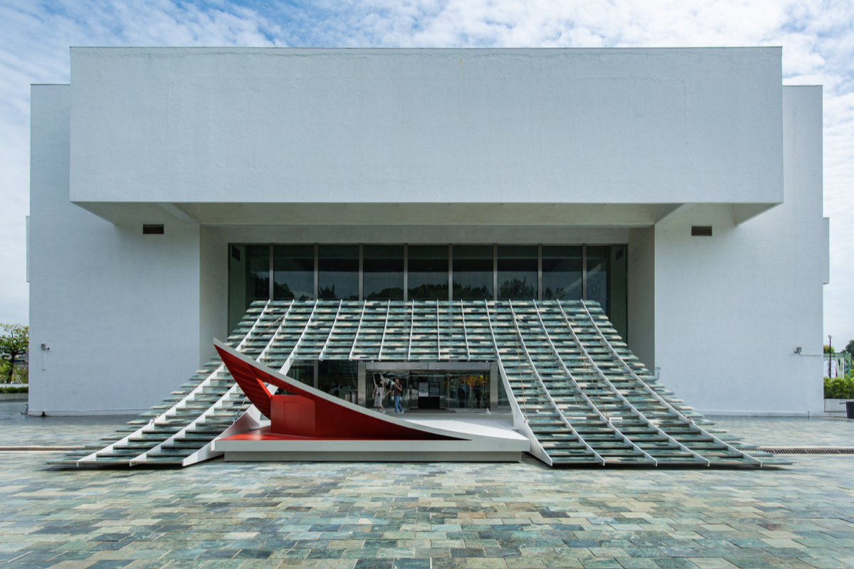 北美館X-site計畫首獎《鏡・亭・山》展出中！在城市廣場掀起一座鏡面小山