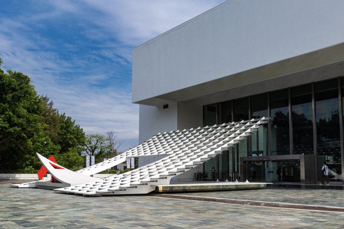 北美館X-site計畫首獎《鏡・亭・山》展出中！在城市廣場掀起一座鏡面小山