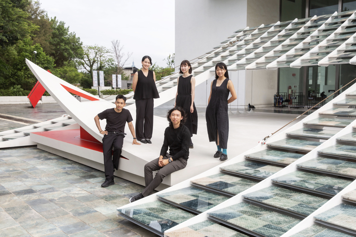 北美館X-site計畫首獎《鏡・亭・山》展出中！在城市廣場掀起一座鏡面小山