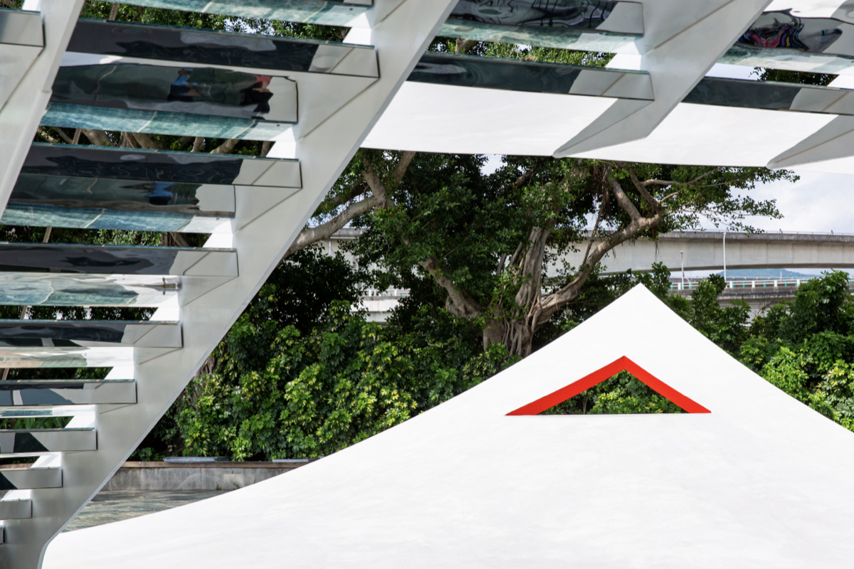 北美館X-site計畫首獎《鏡・亭・山》展出中！在城市廣場掀起一座鏡面小山