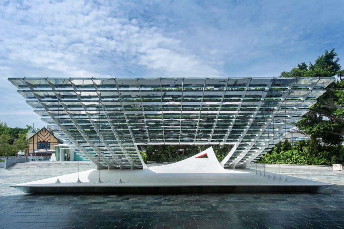 北美館X-site計畫首獎《鏡・亭・山》展出中！在城市廣場掀起一座鏡面小山