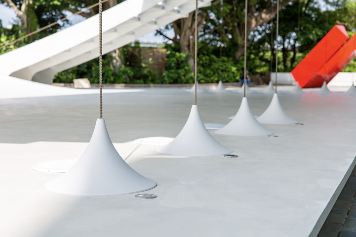 北美館X-site計畫首獎《鏡・亭・山》展出中！在城市廣場掀起一座鏡面小山