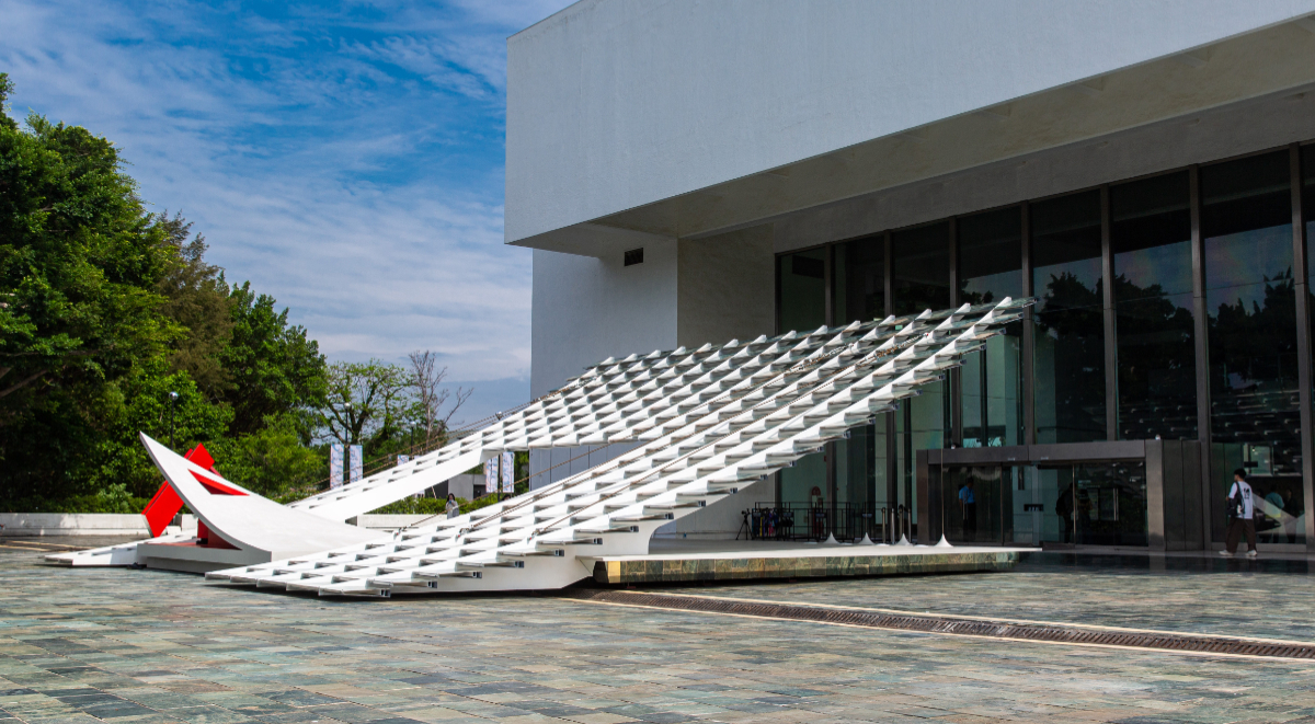 北美館X-site計畫首獎《鏡・亭・山》展出中！在城市廣場掀起一座鏡面小山