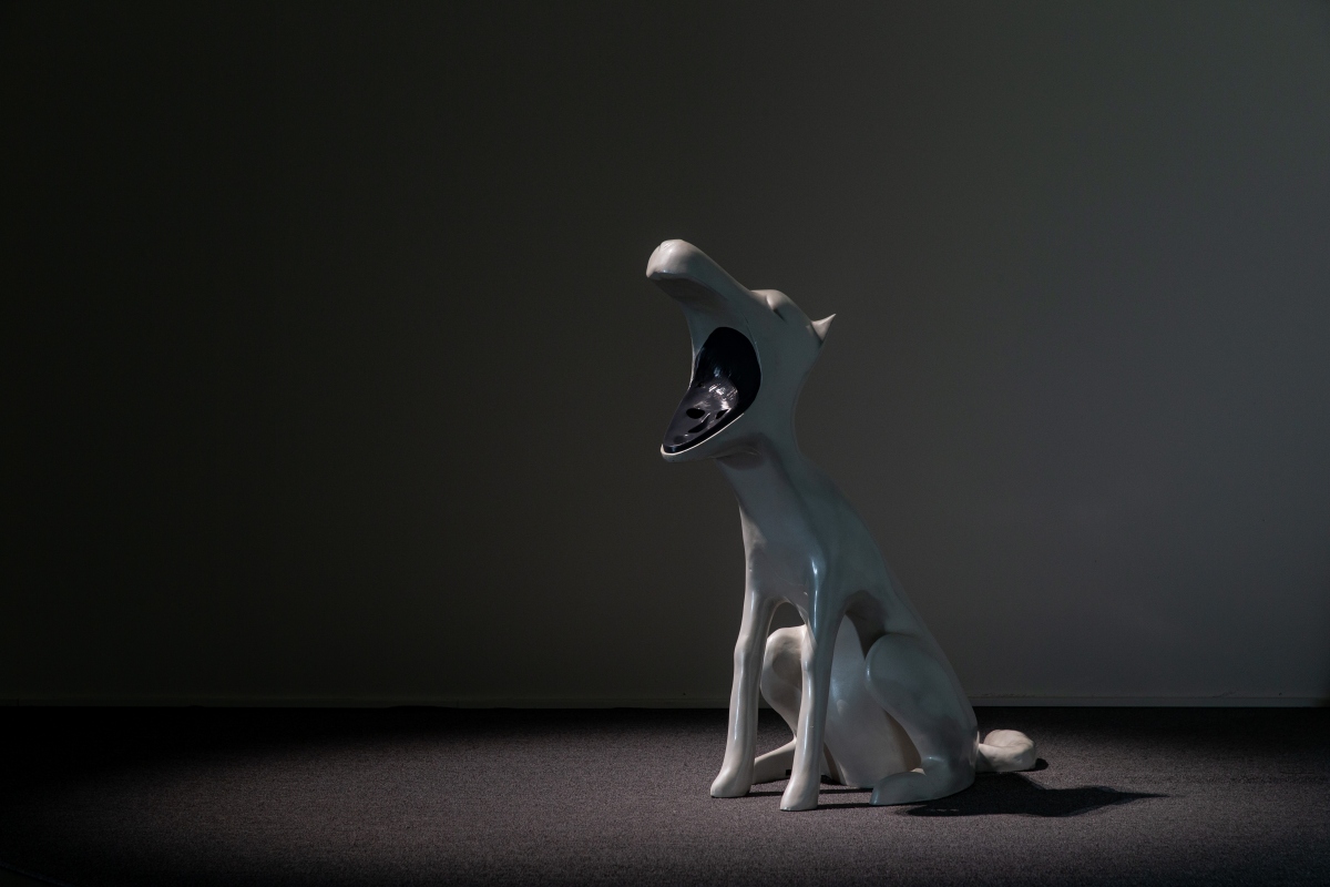 彭弘智，《面對面》（5件），2001，錄像裝置（彩色、有聲）：玻璃纖維、LCD 螢幕、播放器、揚聲器、台座，尺寸依空間而定。臺北市立美術館典藏。