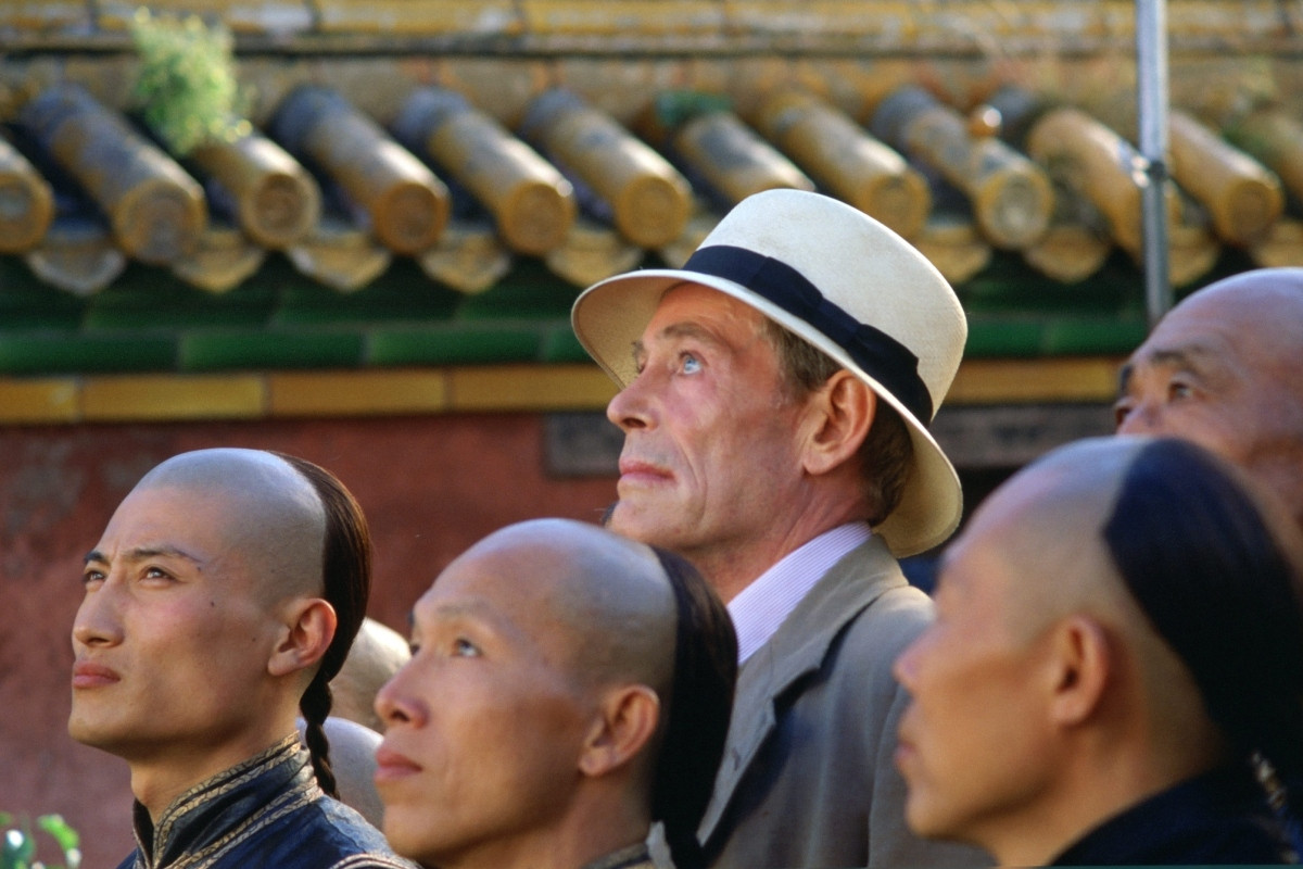 溥儀外籍帝師莊士敦鏡頭，帶到寓意知識的綠色背景。（圖片提供：甲上娛樂）