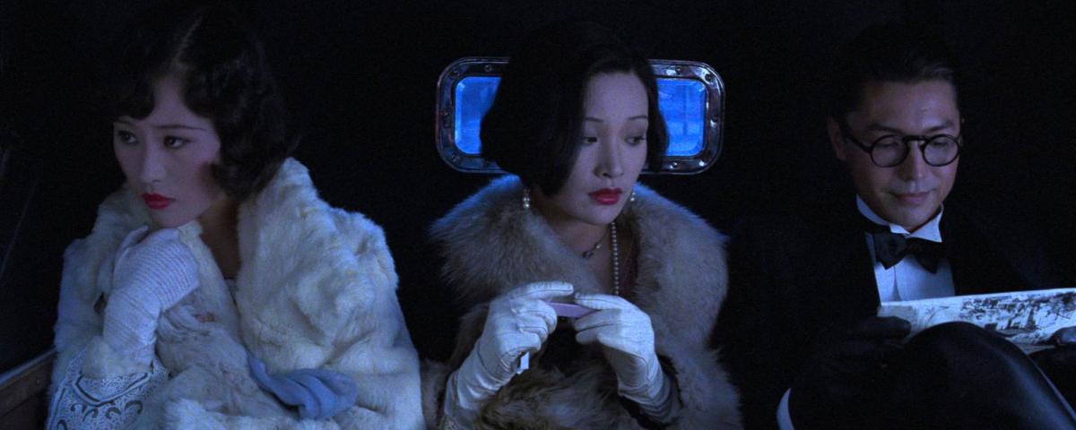 溥儀被迫退位後曾偕皇后婉容（中）、淑妃文繡（左）寓居天津，剪去辮髪、穿上西服。（圖片提供：甲上娛樂）