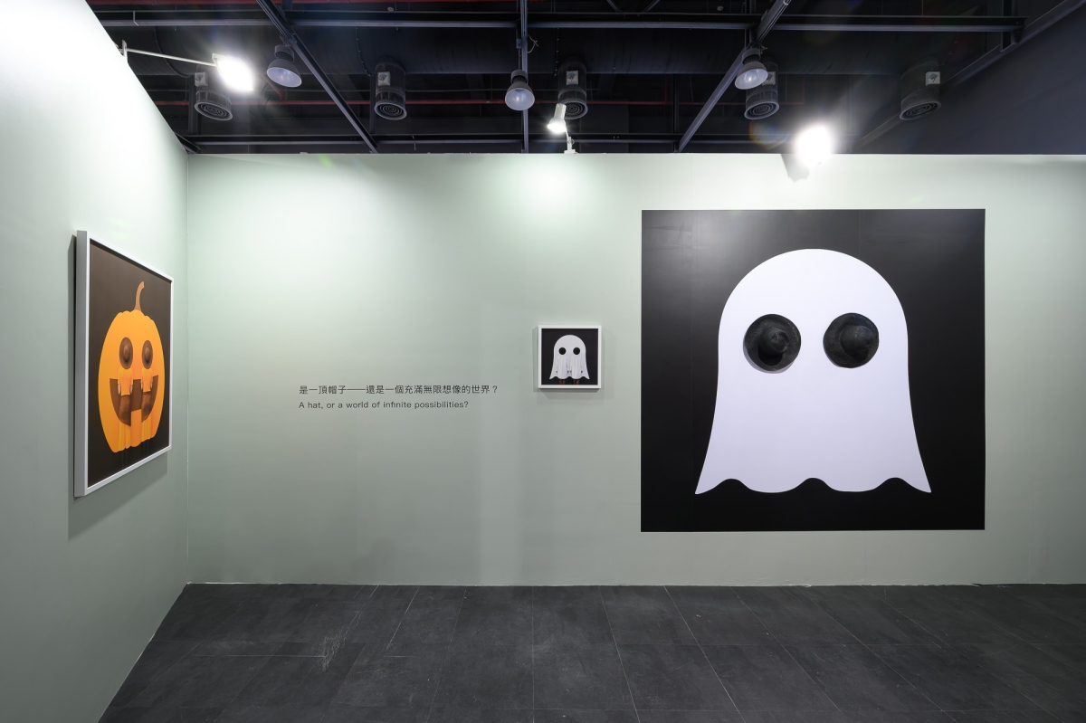 展場空間《這什麼帽子？！》以帽子為創作媒介，從速食文化到女性議題，展現日常物件蘊藏的無限可能》。（圖片提供：古北町藝文有限公司 GUBEIDING.）