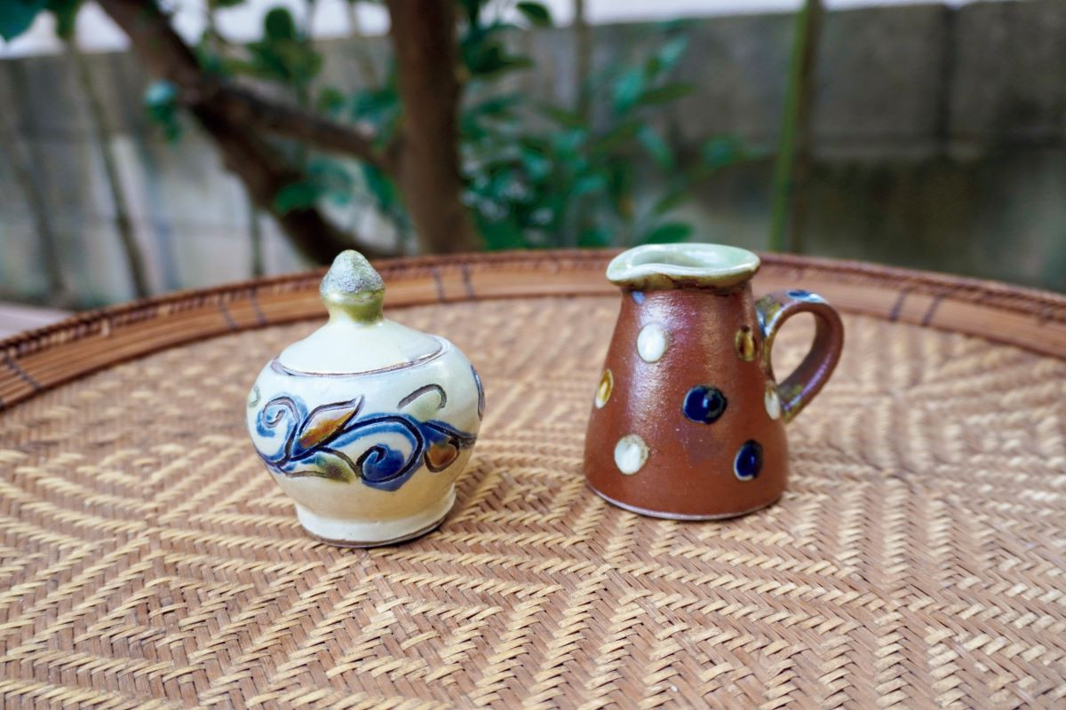 茂生窯 附蓋器皿、牛奶罐（圖片來源：《獨旅真好 : 探訪民藝、器皿、藝術與地方小鎮的日本之旅》）　