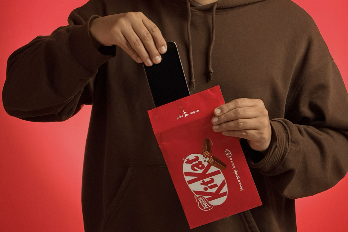 KitKat推出「斷網包裝」！以經典標語Have a Break為發想，邀人們把手機裝進袋內、暫時離線休息一下