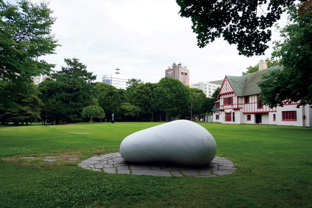 北海道知事公館／橫臥的雕刻「意心歸」安田侃（圖片來源：《獨旅真好 : 探訪民藝、器皿、藝術與地方小鎮的日本之旅》）　