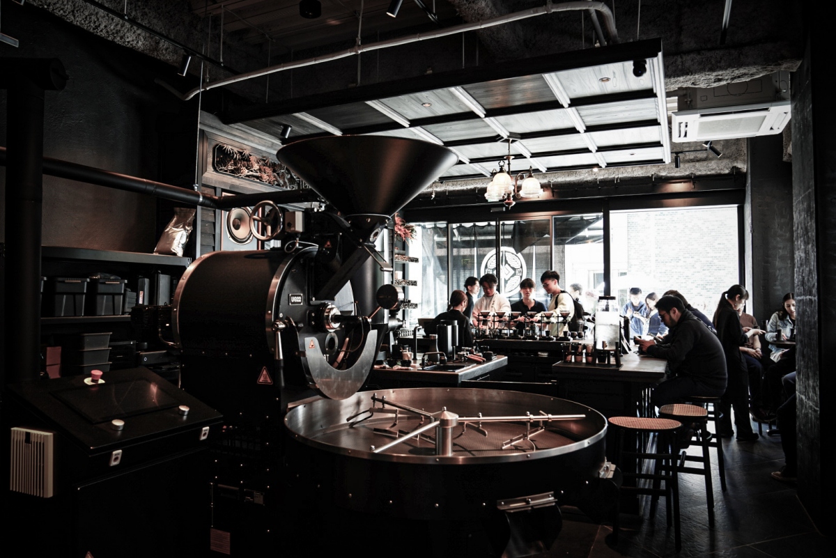 日本咖啡名店GLITCH COFFEE & ROASTERS，以極具辨識度的淺焙風格與「單一品種 × 單一產區」概念聞名。（圖片提供：森之市）
